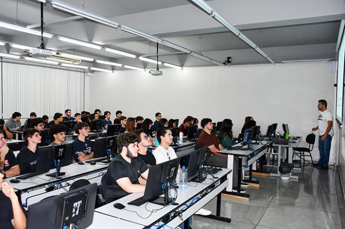 Reencontros, desafios e expectativas marcam volta às aulas