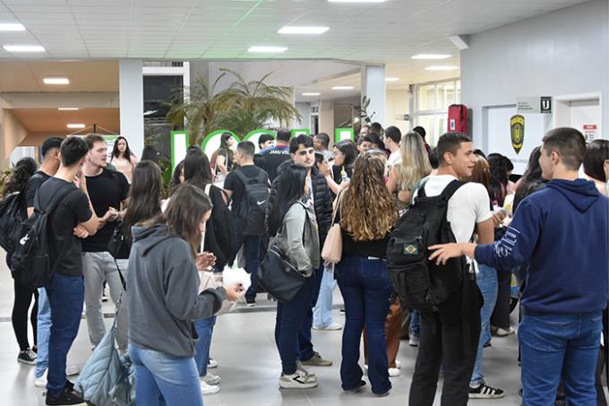 Com pipoca, picolé e algodão-doce, o Sucesso do Aluno preparou um momento de integração para marcar o retorno