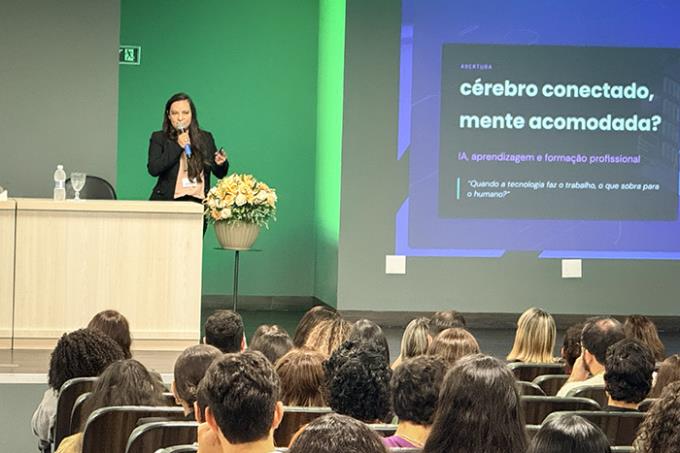 A professora Luana Gargiulo abordou o uso consciente da inteligência artificial nos processos de aprendizagem