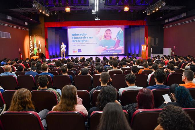 Educação financeira ganha espaço no acolhimento de calouros