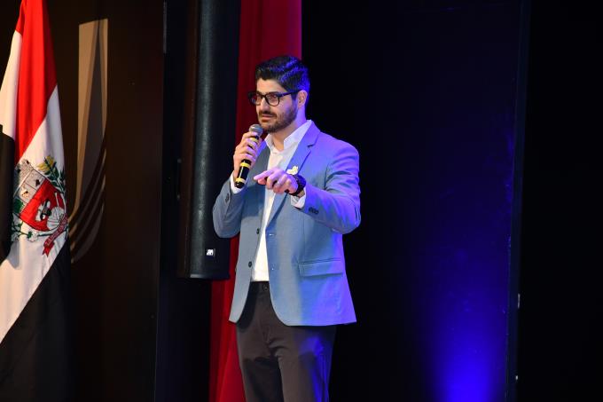 Caio Pirolo Ovando, especialista de Crédito do Sicoob Paulista, conduz palestra sobre educação financeira e os desafios do mundo digital