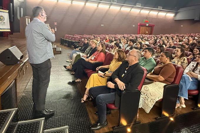 Adriano Falvo, secretário-geral do CRF-SP, conduziu palestra sobre a Portaria nº 344/1998 e a RDC nº 1.000/2025