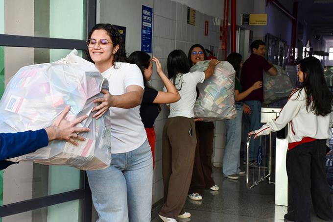 Calouros de Medicina entregam medicamentos e alimentos