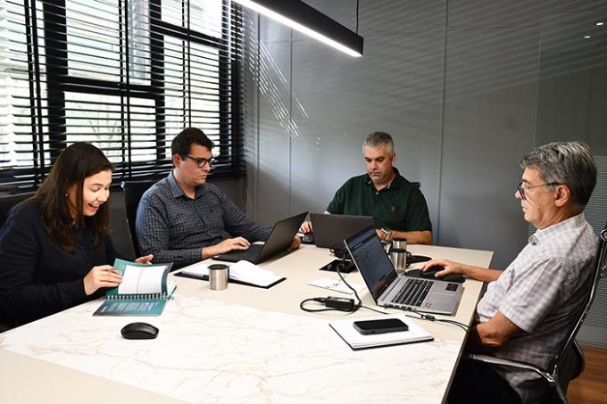 Reunião de trabalho da nova diretoria da Fopi: doutores Wellington, Alexandrius e Vamilton, secretariados por Stephanie