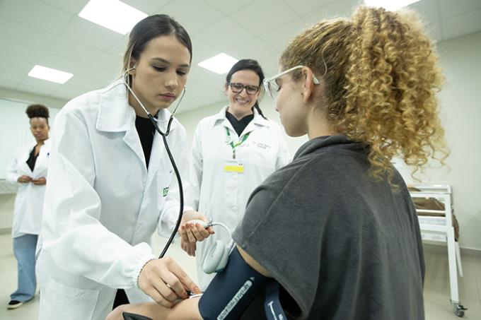 Laboratórios equipados permitem que os estudantes desenvolvam habilidades em um ambiente seguro