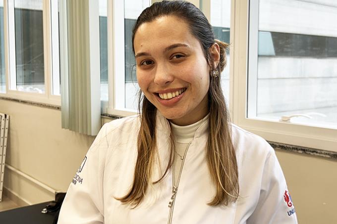Isabella Desidera, biomédica e aluna da Especialização em Saúde Estética, durante formação na Unoeste