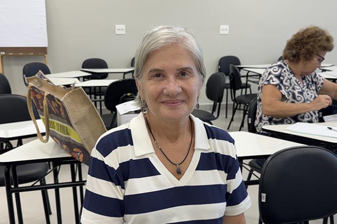 Aluna  Virginia da UNATI durante aula de Aquarela na Unoeste