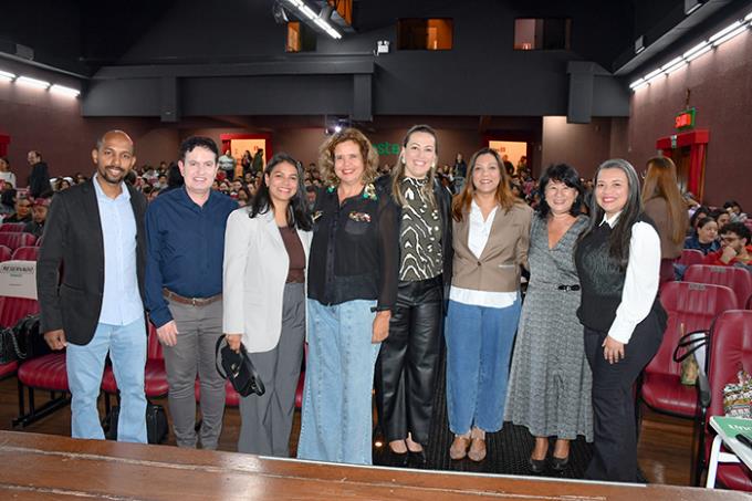 Heliard, Mário, Janiele, Raquel, Karina, Danielle, Elisa e Aline