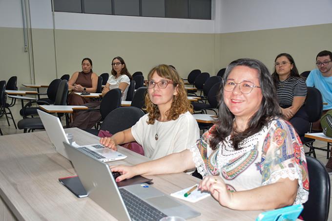 Avaliadora presencial Dra. Thais Batista de Carvalho e a orientadora Dra. Eliana Peresi Lordelo