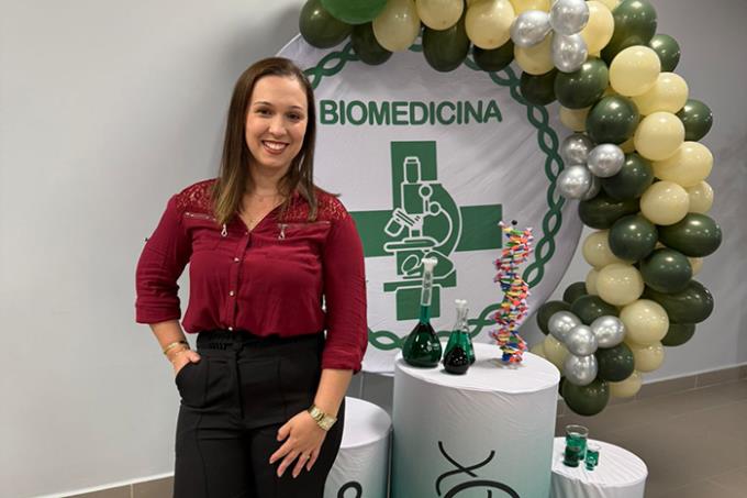 Biomedicina semipresencial amplia caminhos profissionais
