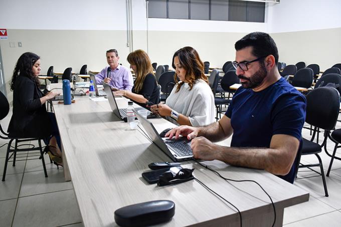 Momento das arguições durante a banca de defesa pública: doutores Sidinei, Danielle, Camélia e Adilson; com Vanessa