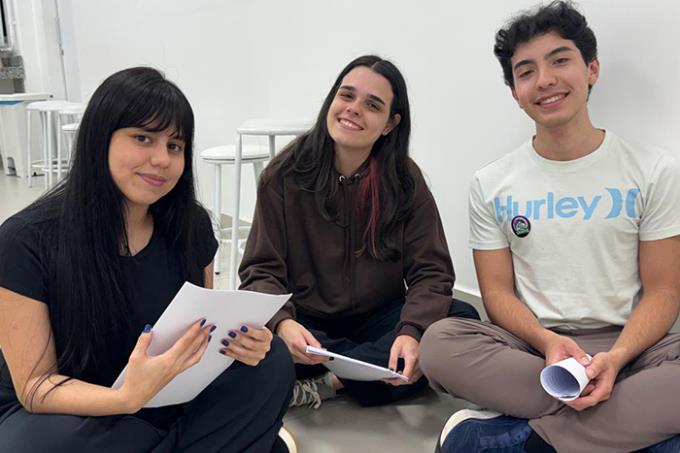 Estudantes Maristela, Ana Laura e André conversam sobre texto estudado na aula