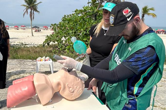 Renzo Silva Pinto participa de treinamento de atendimento durante simulação do Pré-COMEG, na Praia da Enseada