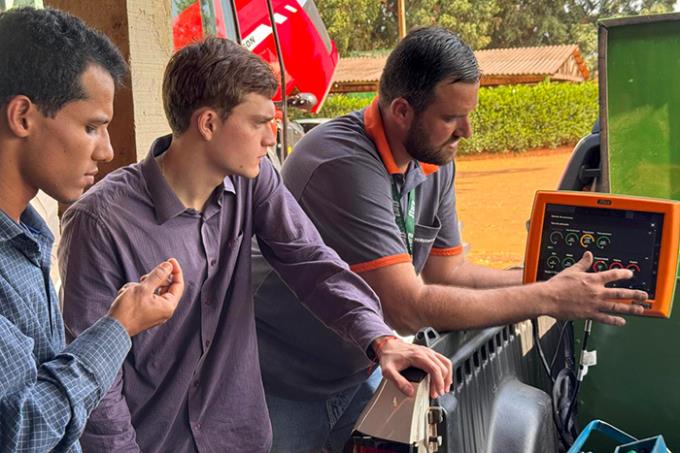 Trator equipado com piloto automático e computador a bordo