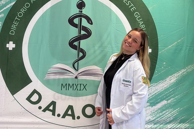 Thamiris participa da “Cerimônia do Jaleco” de Medicina da Unoeste, no Campus Guarujá