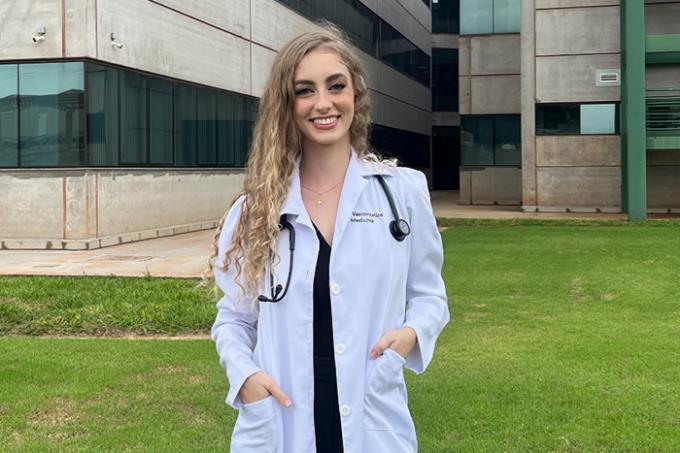 Aluna de Medicina, Lívia Vasconcellos destaca a combinação entre qualidade acadêmica, estrutura e acolhimento durante a graduação