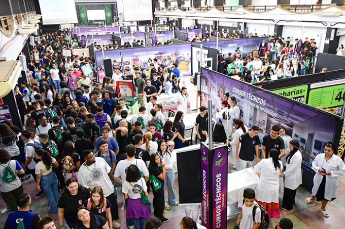 Feira de Profissões da Unoeste conecta jovens ao futuro