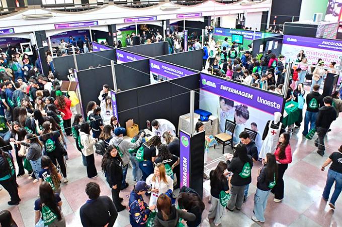 Feira de Profissões reúne alunos em experiências práticas