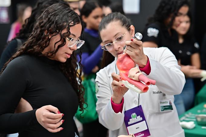 Oficinas, simulações e vivências aproximam os estudantes das diferentes profissões durante a Feira de Profissões