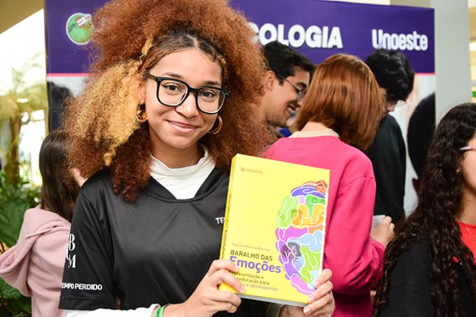 Entre Farmácia e Psicologia, Lorraine Aparecida de Souza participa da Feira de Profissões enquanto amadurece sua escolha profissional