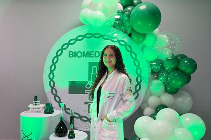 Laura Lisboa Reis, do curso de Biomedicina, durante a Cerimônia do Jaleco da Unoeste
