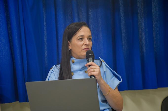 Alessandra durante a arguição: aprovada para receber o título de Doutora