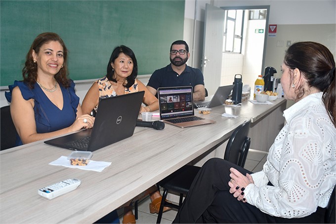 Banca examinadora da tese de Renata com a Dra. Carmem, Dra. Elisa e Dr. Sidnei; presencialmente