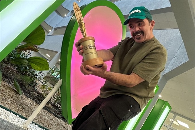 Rodrigo Koxa leva troféu de campeão mundial à Unoeste