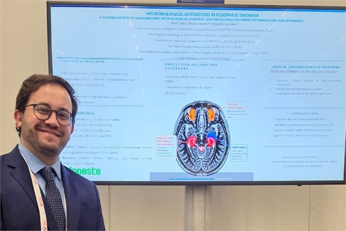 Professor Vítor Martinez de Carvalho apresenta trabalho científico durante o Congresso Mundial de Psiquiatria