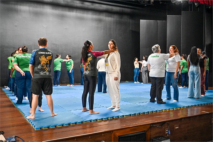 Colaboradoras participam de treinamento de defesa pessoal