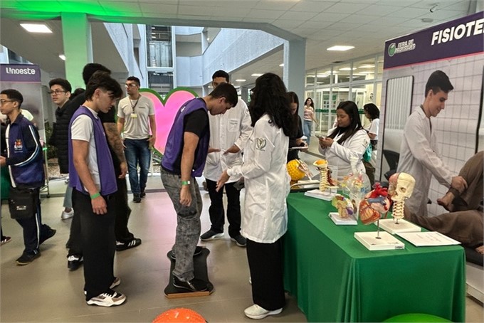 Estudantes vivenciam profissões na prática na Unoeste