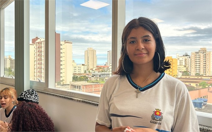 Estudante descobre seu tipo sanguíneo durante oficina prática de Enfermagem na Feira de Profissões da Unoeste