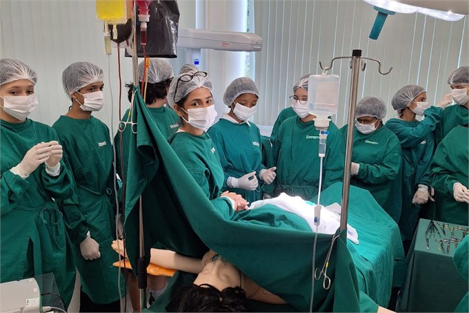 Estudantes acompanham simulação de parto durante oficina da Feira de Profissões da Unoeste