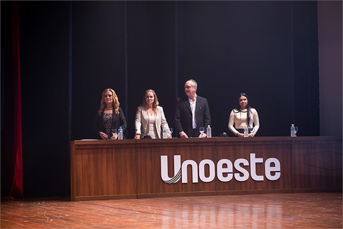 Mesa principal composta pelo coordenador do curso de Farmácia, Dr. Luís Ortega e autoridades
