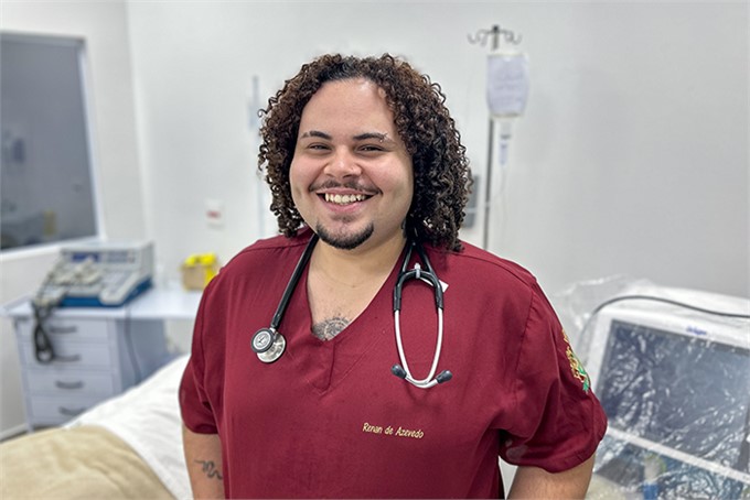 Renan de Azevedo Alves estuda Enfermagem no campus da Unoeste em Guarujá