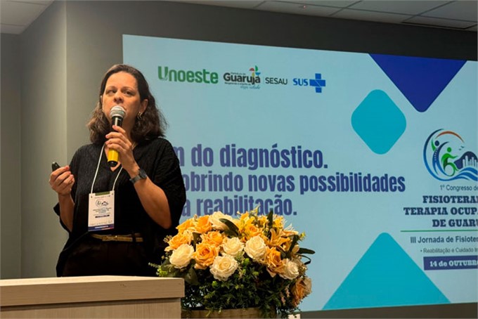 Ana Renata Braga ministra a aula magna durante a 3ª Jornada de Fisioterapia da Unoeste Guarujá, com abordagem sobre reabilitação e cuidado integral