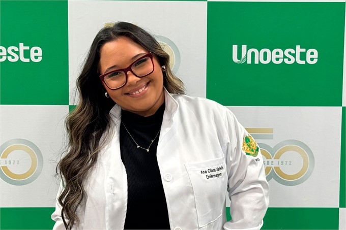 Ana Clara, estudante de Enfermagem da Unoeste Guarujá, esbanjava felicidade antes da Cerimônia