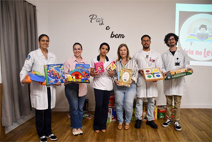 Entrega de brinquedos para a brinquedoteca