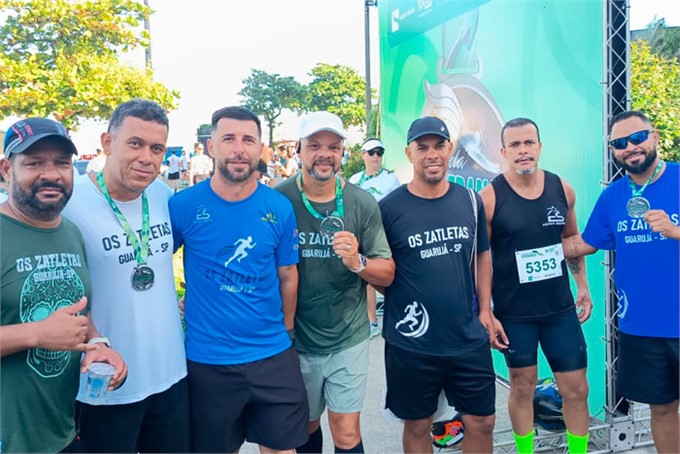 Edinaldo Souza de Oliveira, posa com integrantes da equipe Os Zatletas Guarujá após uma prova de corrida de rua