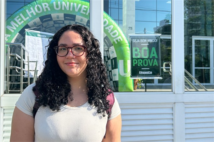 Milena Souza chegou cedo ao campus da Unoeste Guarujá para o Concurso de Bolsas 2027 e contou que estava ansiosa com a redação