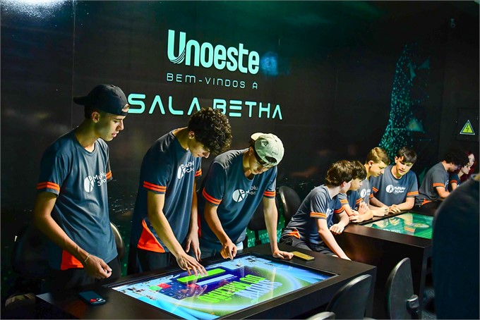 Estudantes participam de atividade colaborativa na Sala Betha, utilizando tecnologia para testar conhecimentos e decidir em equipe