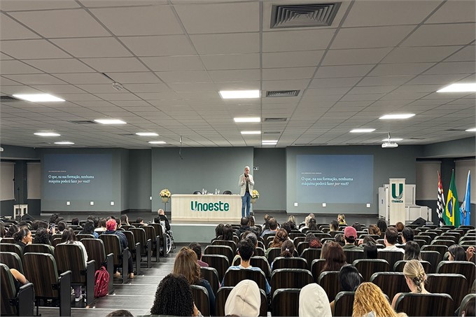 Auditório Ana Cardoso, lotado durante a palestra do prof. Rahim, sobre os desafios da formação universitária