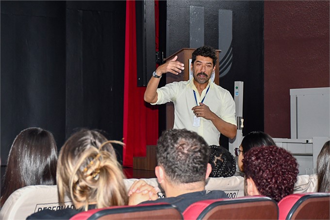 Leandro Tarosso aborda novos riscos à saúde dos trabalhadores, como assédio e pressão psicológica, que desafiam os métodos tradicionais de vigilância