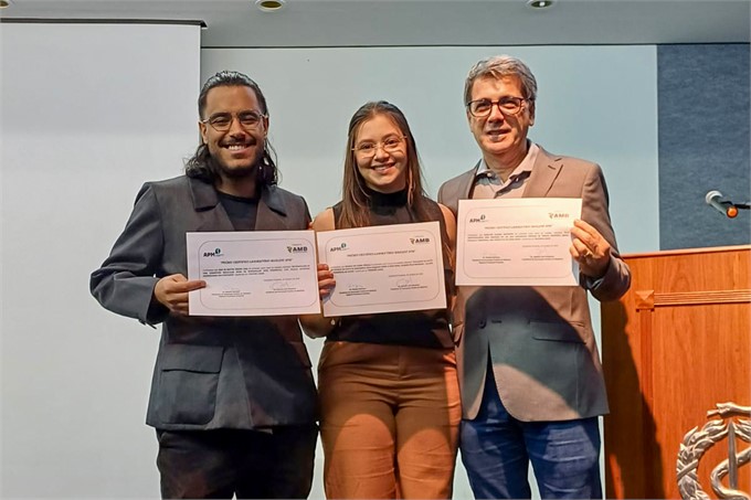 Premiados: Rafaela Pirolla, da Unoeste, em 1º lugar; Vamilton Santarém (à direita), em 2º; e Davi de Mattos Ribeiro Lima, da Unifesp, em 3º