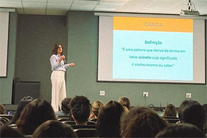 Dra. Débora Cristina Damasceno falou sobre ministrou palestra no Enepe 2026