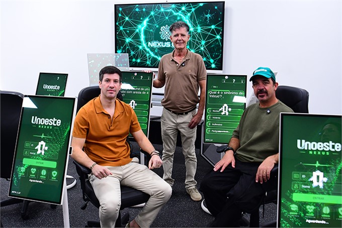 Koxa conhece o Laboratório Nexus, na companhia do pró-reitor Guilherme Carapeba e de Antônio Sérgio Alves de Oliveira, designer instrucional