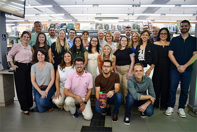 Obras científicas e literatura geral são lançadas no Enepe