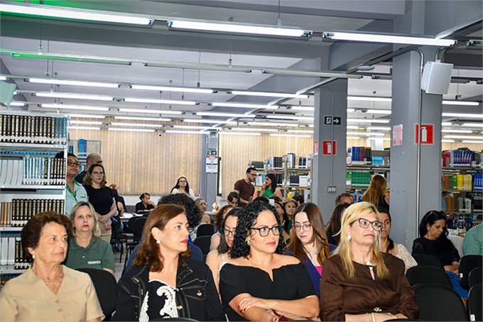 Vista parcial do público que assistiu os lançamentos de livros