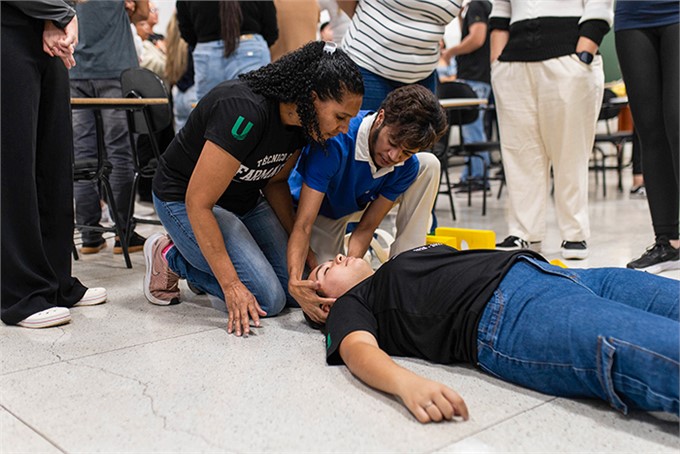 Workshop dos Cursos Técnicos simula atendimento a traumas