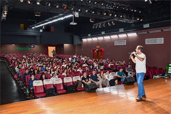 Professores e estudantes participam do Aulão do Enem, com revisão de conteúdos, resolução de questões e orientações para a prova